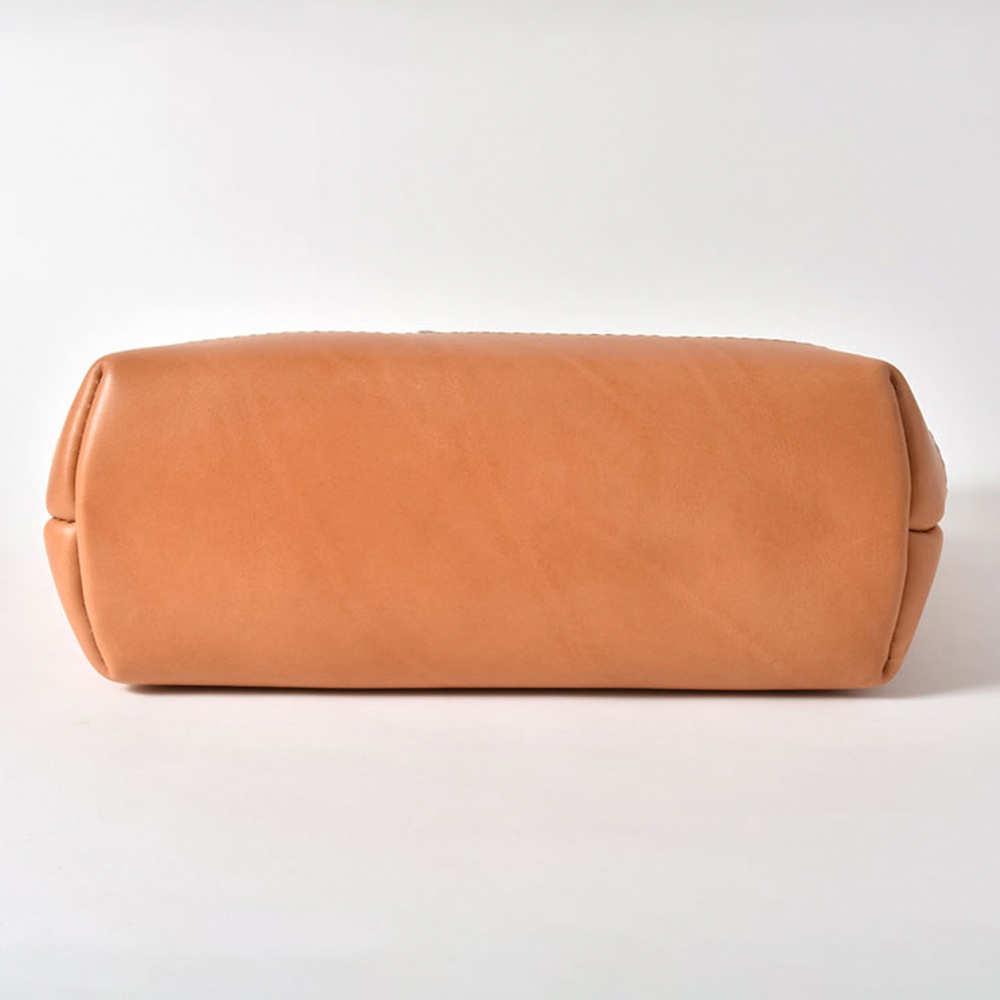 職人手作皮革經典托特包 T-9 M，淺棕色，光滑皮革材質，底部有縫線細節。