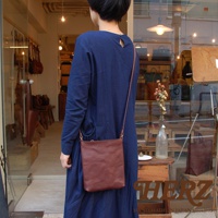 職人手作皮革Organ肩背小方包，棕色皮革，簡約方形設計，配有細長肩帶，適合斜肩或單肩背。