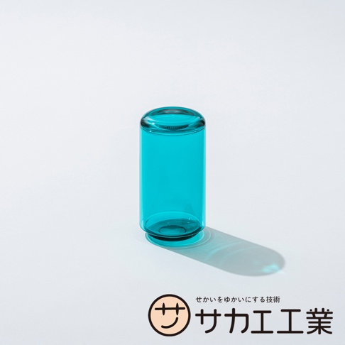 SAKAE 標誌旁有一個藍色玻璃杯，上面印有日文文字。
