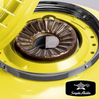 黃色卡式瓦斯暖爐的燃燒器特寫，燃燒器為黃銅色，有放射狀的散熱片，中心有方形金屬塊，暖爐外殼為亮黃色烤漆，邊緣有銀色金屬圈固定。