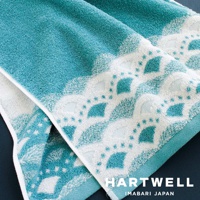 今治和風傳統紋樣言織浴巾，採用藍綠色與白色，織有扇形與點狀交織的傳統日式圖案，材質為柔軟的毛巾織品。