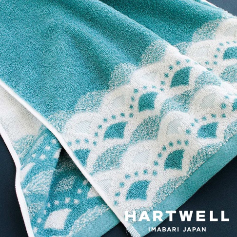 今治和風傳統紋樣言織浴巾，採用藍綠色與白色，織有扇形與點狀交織的傳統日式圖案，材質為柔軟的毛巾織品。