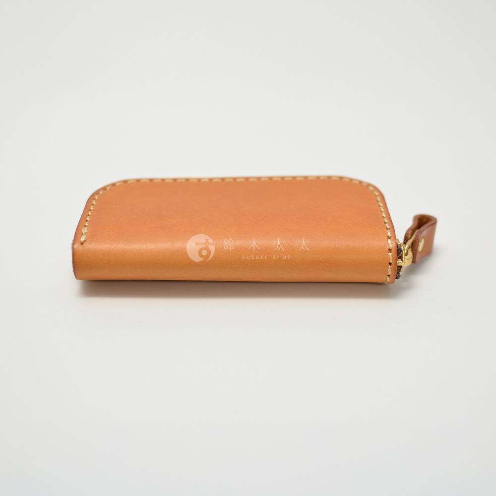 職人手作皮革橢圓形拉鍊鑰匙包，淺棕色，附有四個掛鉤和拉鍊開合，以及一個小皮革拉環。