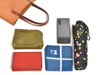 Mサイズ収納例:マチ付きポーチ(KF-114-S)、スマホ、折りたたみ傘、ミドルウォレット(WS-10)、ハンカチ。