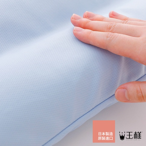 淺藍色網眼材質的「王様の小公主夢枕」，手部輕觸展示其柔軟觸感。