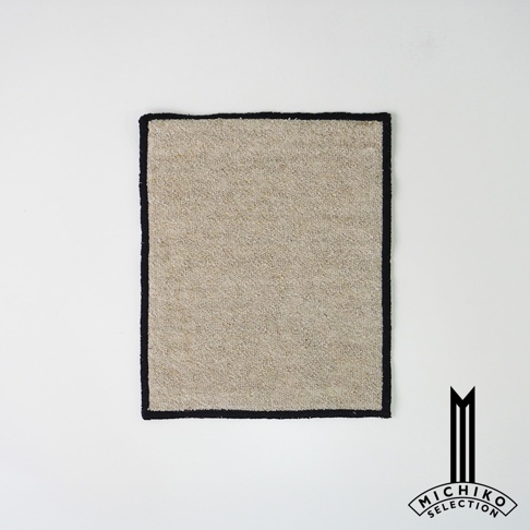 上方有麻質黑邊的米色長方形擦拭布，下方為「MICHIKO SELECTION」的品牌標誌