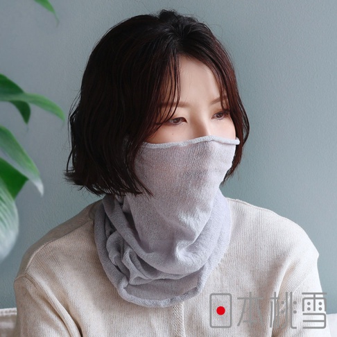 一位短髮女性模特兒配戴著灰色的日本桃雪護喉好眠絲綢半面罩，面罩材質呈現輕薄透氣的針織感，完整覆蓋口鼻至頸部，色調柔和優雅，右下方印有品牌名稱與紅色圓點標誌。