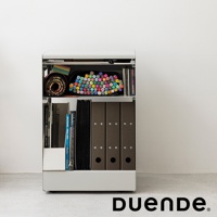 白色金屬收納推車，兩層設計。上方層架收納有彩色馬克筆、圓形筆筒和書籍。下方層架擺放有書籍、文件夾和文件盒。