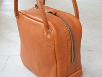 職人手作皮革Organ方形托特包，展現自然的皮革紋理，溫暖的棕褐色，搭配復古黃銅色拉鍊與釦件，簡約的方形設計，質感細膩。