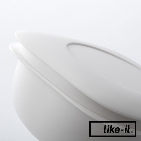 白色簡約雙層保鮮盒，材質為塑膠，設計有堆疊結構，呈現乾淨無瑕的質感。