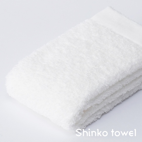 MAISON BLANC 輕奢柔膚匹馬棉毛巾，純白色，材質柔軟，質感蓬鬆，毛圈細膩。毛巾疊放整齊，展現其厚實的觸感。