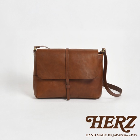 日本 HERZ 職人手作皮革細扣帶馬鞍包，側背皮包。