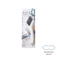 白色塑膠手柄的清潔刷，刷毛為深灰色，設計用於清潔縫隙，包含 V 型切口刷頭和刮刀。產品包裝上印有日文和英文說明。