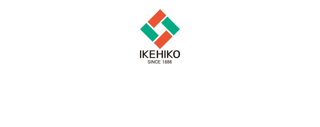 紅色與綠色相間的菱形圖案，下方為「IKEHIKO SINCE 1886」字樣。