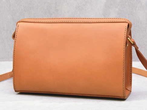 職人手作皮革Organ極簡風拉鍊單肩包 (G-72) S，採用天然棕色皮革製成，包身線條簡潔，質感細膩，搭配可調節的皮革肩帶，整體風格素雅大方。