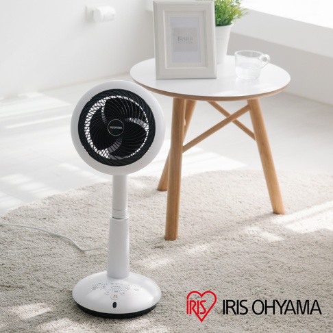 STF-DC15T 直立式3D循環扇，白色機身，圓形扇頭內含黑色扇葉與網罩，底座為白色圓盤狀，設有控制面板。