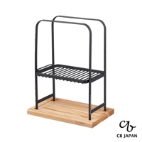黑色兩段式手沖咖啡架，上層為黑色金屬網格，下層為木質底座，整體結構簡潔，適合擺放咖啡沖煮器具。