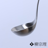 不鏽鋼湯杓，勺面呈弧形，握柄向上彎曲，材質為銀色不鏽鋼。