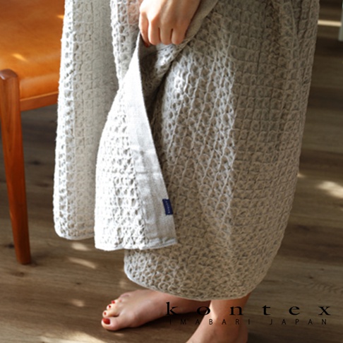 QULM 棉麻混紡平口鬆緊浴巾浴裙，淺灰色，織有蜂巢格紋，觸感柔軟，可見品牌標籤。