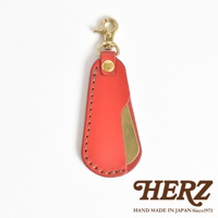 職人手作紅色皮革隨身金屬鞋拔，搭配黃銅掛鉤與鉚釘，鞋拔部分為金屬材質，邊緣縫線整齊。