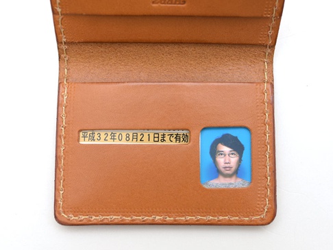 職人手作皮革雙折證件收納夾，淺棕色皮革材質，內有證件照與日文「平成32年08月21日」的有效日期標示。