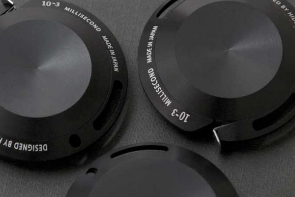 三款黑色鋁製卷尺，其中兩款側面刻有「MADE IN JAPAN」和「10-3 MILLISECOND」字樣，另一款側面刻有「DESIGNED BY HID」字樣。