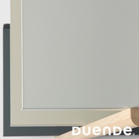 MARGE SHELF 3 三層置物收納架，展示淺灰色、米白色和深灰色層板，搭配木質邊緣細節。