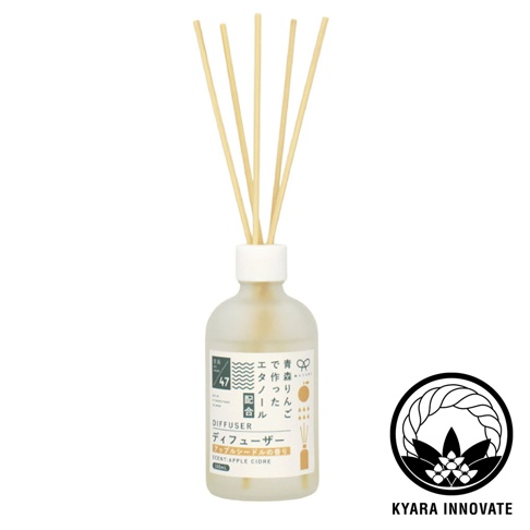 擴香瓶插著數根擴香棒，瓶身標籤上有日文和英文，標示著 Diffuser 蘋果香氛。