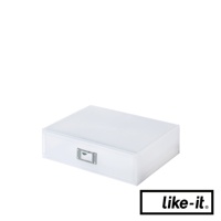 透明霧面塑膠製成、寬版、可疊式A4文件收納盒，正面有一個金屬製的標籤夾。