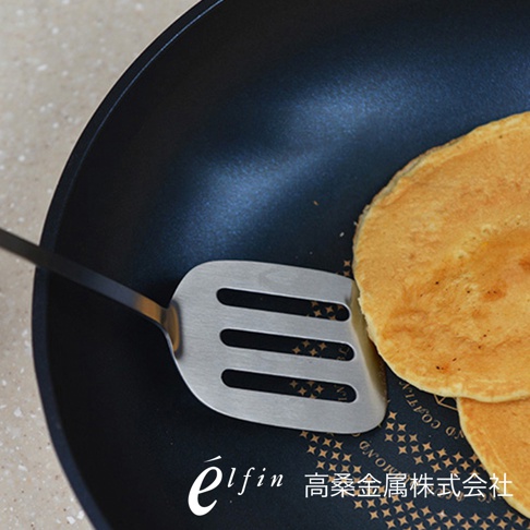 日製不鏽鋼輕薄煎匙，銀色，帶有三個長方形的孔洞，用於煎鍋中的煎餅。