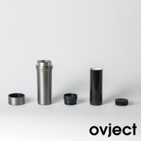 灰色和黑色三用保溫瓶拆解展示，包含瓶身、瓶蓋及內蓋。瓶身材質為金屬，表面光滑。