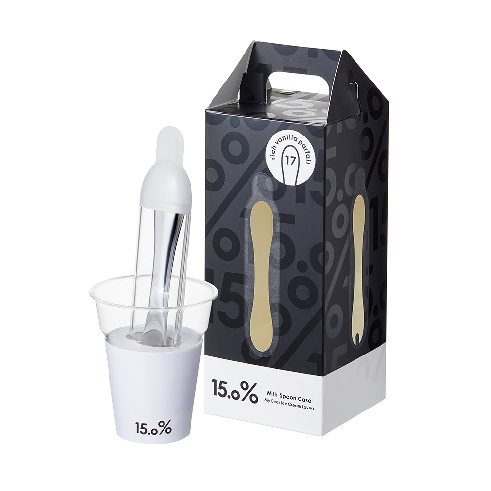 銀色金屬冰淇淋勺，配有透明塑膠勺柄保護套，置於白色塑膠杯中。旁邊是黑色包裝盒，印有「15.0%」字樣和圓圈圖案，盒子上還有金色的冰淇淋勺圖案，其中一款勺柄末端有叉形設計。