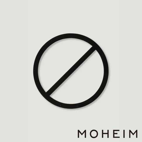 黑色圓形與斜線組成的「禁止進入」標示牌，簡約設計，黑色字體「MOHEIM」標示品牌。
