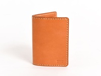 咖啡色皮革三面雙折票券收納夾，表面光滑，以白色縫線邊緣勾勒，中央偏下方有品牌壓印。