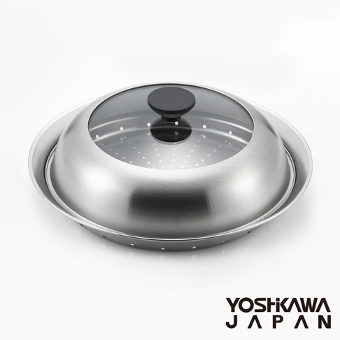 不鏽鋼蒸鍋盤，帶有圓形透明玻璃蓋及黑色提鈕，鍋身與外圍皆為銀色不鏽鋼材質，鍋蓋中心有排氣孔，鍋身邊緣亦有多個小孔，適用於 24-26 公分平底鍋。