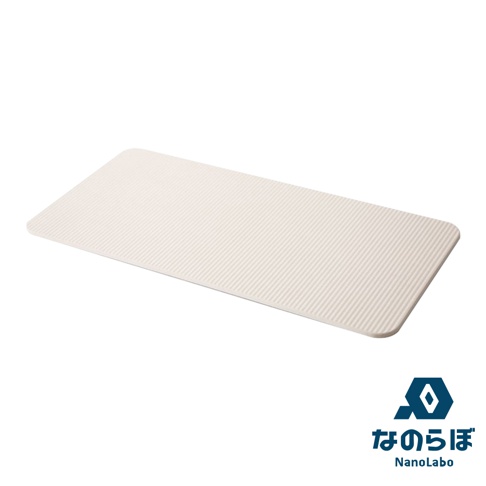 寬版米白色珪藻土置物墊，表面帶有細緻的條紋紋理，四周邊緣圓潤，整體呈長方形，置於白色背景上。