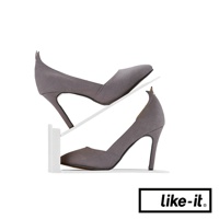 一雙灰色絨面高跟鞋，置於白色兩層鞋架上，鞋架由垂直立柱和傾斜的擱板組成，展示了產品的收納功能。