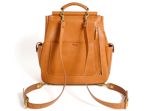 職人手作皮革屋瓦風經典雙扣後背包，採淺棕色牛皮製作，具有雙扣設計、側邊口袋、拉鍊外袋，以及可拆卸的肩背帶。