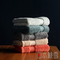 今治匹馬棉方巾堆疊展示，包含淺灰綠、藍綠、中灰、米白與珊瑚橘等五種顏色，材質為柔軟的匹馬棉。