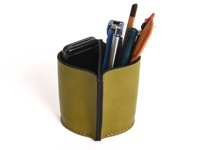 職人手作皮革分隔筆筒，橄欖綠色皮革，有兩個隔間，內置手機、金屬筆、鉛筆、原子筆和紅色筆頭的筆。
