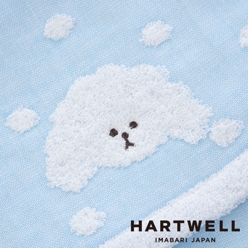 淺藍色今治純棉點點紗布毛巾，織有白色立體蓬鬆的貴賓犬圖案，繡有黑色眼睛和鼻子，周圍散佈著白色圓點。