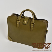 橄欖綠皮革三層收納兩用商務公事包，具有雙提把、拉鍊開合，並以金色金屬扣件裝飾，側面有可調節式肩帶環。