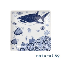 cocomarine方形餐盤，白色陶瓷，印有藍色海洋生物圖案，包括鯨鯊、海龜、水母、海馬和各種魚類，以及帶有圓形紋飾的海底景觀。