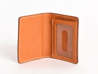 職人手作皮革三面雙折票券收納夾，淺棕色皮革，內裡橘棕色，附有透明證件夾層，整體縫線為淺色。
