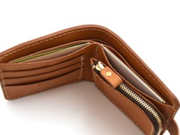 職人手作的棕色皮革短夾，內部有卡槽和拉鍊零錢袋，展示可拆式設計。