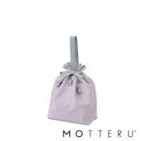 淡紫色摺疊保冷束口袋，束口處有灰色緞帶蝴蝶結和同色系提把，材質光滑，設計簡約。