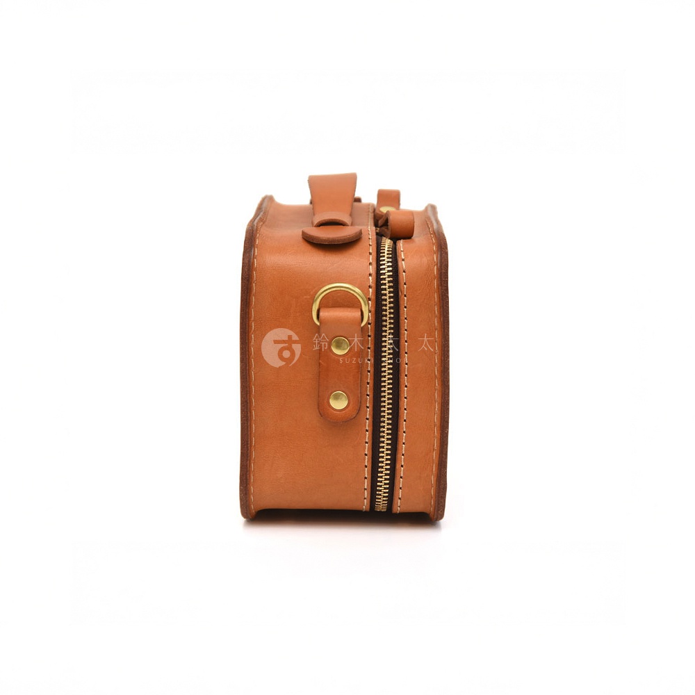 日本HERZ 職人手作皮革兩用迷你小方包，駝色皮革側面，有金色拉鍊與D型環