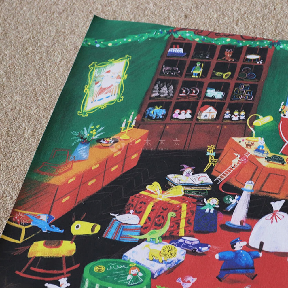 無框帆布藝術海報，描繪聖誕老人的玩具工作室。畫面色彩豐富，包含綠色牆壁、紅色櫃子、各式玩具，如藍色飛機、黃色玩具、綠色恐龍、汽車、玩偶、禮物盒、燈塔等，以及架子上陳列的各種小玩具，整體風格溫馨童趣。