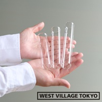 雙手捧著三個透明玻璃管，玻璃管材質光滑，呈現不同長度，背景為淺灰色。