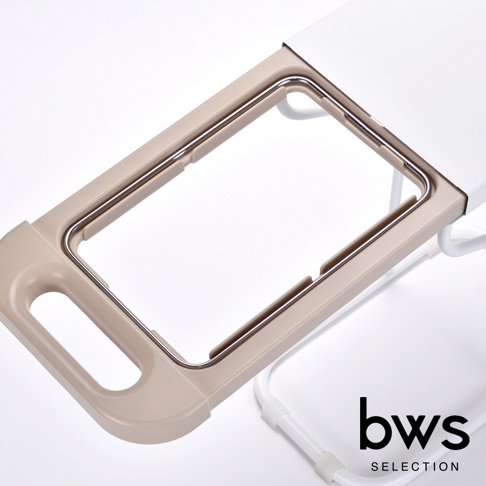 bws SELECTION 簡約滑蓋式分類垃圾架的局部特寫，展示了米色塑料和金屬框架的細節。